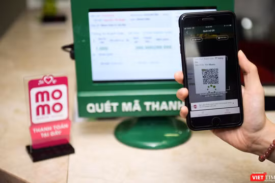 Lý do phải sửa đổi lại bởi phải bảo đảm an toàn cho người sử dụng ví điện tử. Ảnh: Nhật Thy.