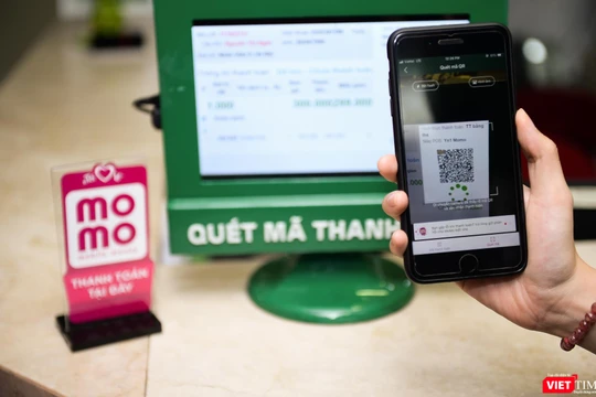 Lý do phải sửa đổi lại bởi phải bảo đảm an toàn cho người sử dụng ví điện tử. Ảnh: Nhật Thy.