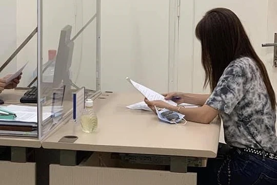 Đối tượng N.T. Th làm việc tại cơ quan chức năng. Ảnh: Sở TT&TT HN.