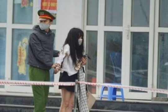 Cô gái định trốn khỏi khu chung cư bị cách ly được lực lượng công an thuyết phục quay trở lại. Ảnh: Hiệp Bình.