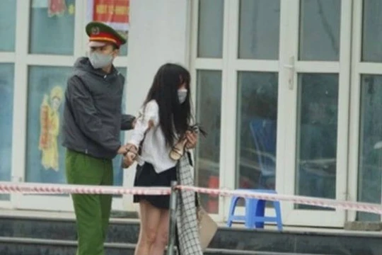 Cô gái định trốn khỏi khu chung cư bị cách ly được lực lượng công an thuyết phục quay trở lại. Ảnh: Hiệp Bình.