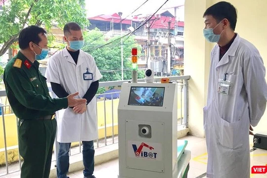 Robot vận chuyển Vibot-1a có thể làm việc liên tục 12 giờ và tự động tìm về trạm để sạc khi cạn nguồn.