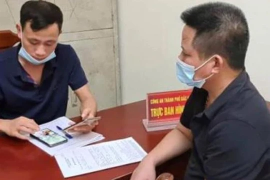 Chủ quán Nhắng nướng Hiền Thiện tai cơ quan công an. Ảnh: Facebook.