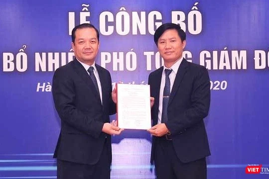 Chủ tịch VNPT Phạm Đức Long trao quyết định bổ nhiệm ông Nguyễn Đình Danh (phải) làm Phó Tổng Giám đốc Tập đoàn VNPT.
