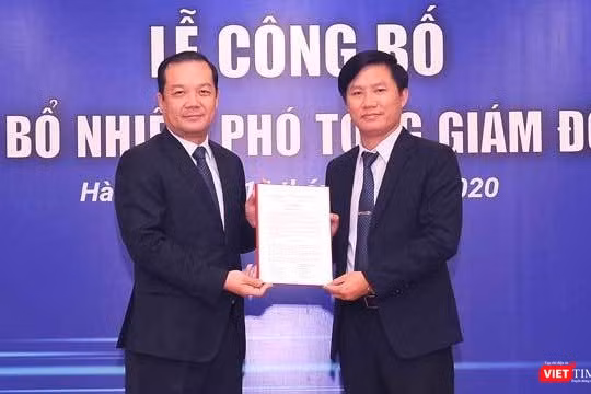 Chủ tịch VNPT Phạm Đức Long trao quyết định bổ nhiệm ông Nguyễn Đình Danh (phải) làm Phó Tổng Giám đốc Tập đoàn VNPT.