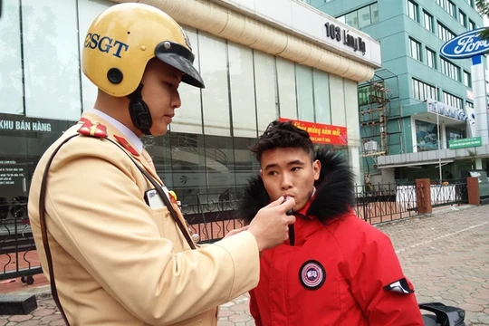 Lực lượng CSGT kiểm tra xử lý người tham gia giao thông vi phạm nồng độ cồn. Ảnh: Hiệp Bình