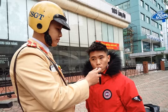 Lực lượng CSGT kiểm tra xử lý người tham gia giao thông vi phạm nồng độ cồn. Ảnh: Hiệp Bình