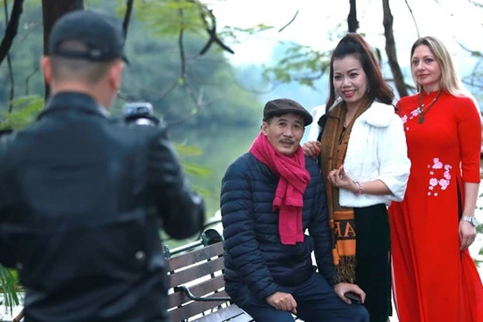 Người Hà Nội du xuân trong thời tiết tạnh ráo, lạnh sâu. Ảnh: TTXVN.