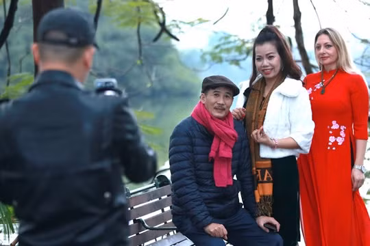 Người Hà Nội du xuân trong thời tiết tạnh ráo, lạnh sâu. Ảnh: TTXVN.