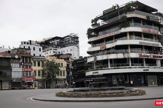 Giãn cách xã hộ, không ra ngoài khi không có việc thật sự cần thiết là một trong những biện pháp hiệu quả để ngăn ngừa sự lây lan của COVID-19. Ảnh chụp chiều 5/4 tại Quảng trường Đông Kinh Nghĩa Thục - Hà Nội.