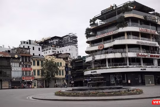 Giãn cách xã hộ, không ra ngoài khi không có việc thật sự cần thiết là một trong những biện pháp hiệu quả để ngăn ngừa sự lây lan của COVID-19. Ảnh chụp chiều 5/4 tại Quảng trường Đông Kinh Nghĩa Thục - Hà Nội.