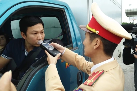 Đội tuần tra kiểm sát số 2 (Cục CSGT) kiểm tra nồng độ cồn của các lái xe đi vào cao tốc Hà Nội – Hải Phòng – Quảng Ninh. Ảnh: Hiệp Bình.