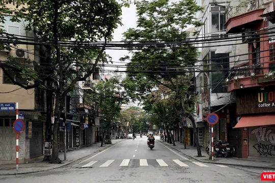 Sau khi có chỉ đạo của Thủ tướng về việc siết chặt việc thực hiện giãn cách xã hội, từ ngày 1/4/2020, các cửa hàng, cửa hiệu kinh doanh mặt hàng không thiết yếu đều phải đóng cửa.