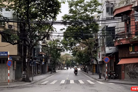 Sau khi có chỉ đạo của Thủ tướng về việc siết chặt việc thực hiện giãn cách xã hội, từ ngày 1/4/2020, các cửa hàng, cửa hiệu kinh doanh mặt hàng không thiết yếu đều phải đóng cửa.