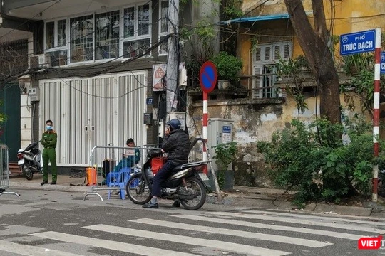Phố Trúc Bạch - nơi sinh sống của người mắc SARS-CoV-2 thứ 17 của Việt Nam đang sinh sống đã bị phong tỏa, cách ly từ tối 6/3. Ảnh: Anh Lê.