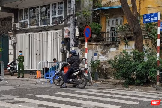 Phố Trúc Bạch - nơi sinh sống của người mắc SARS-CoV-2 thứ 17 của Việt Nam đang sinh sống đã bị phong tỏa, cách ly từ tối 6/3. Ảnh: Anh Lê.