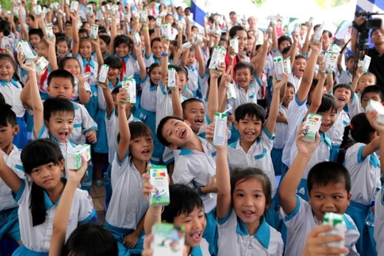 Mỗi ngày trên địa bàn TP. Hà Nội có trên 1 triệu trẻ em (chiếm tỷ lệ gần 90%) uống sữa theo chương trình Sữa học đường. Ảnh: Ngọc Minh