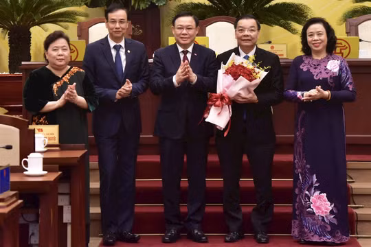 Phát biểu nhận nhiệm vụ, Tân Chủ tịch UBND TP Hà Nội Chu Ngọc Anh bày tỏ rằng ông "nhận thức sâu sắc rằng đây là vinh dự lớn nhưng cũng là trách nhiệm nặng nề". Ảnh: UBND TP. Hà Nội.