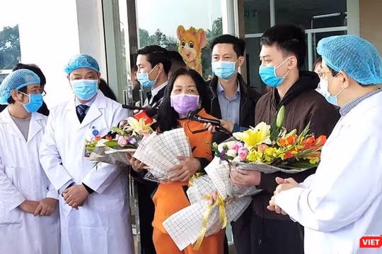 Bệnh nhân mắc COVID-19 được điều trị khỏi hoàn toàn và ra viện trong niềm hân hoan. Ảnh: Minh Thúy