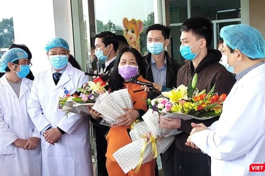 Bệnh nhân mắc COVID-19 được điều trị khỏi hoàn toàn và ra viện trong niềm hân hoan. Ảnh: Minh Thúy