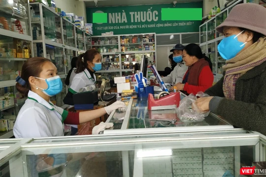 Nước rửa tay và khẩu trang là 2 mặt hàng khan hiếm trong thời gian dịch bệnh do virus Corona.