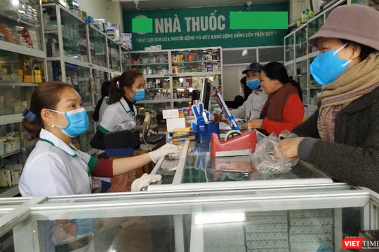 Nước rửa tay và khẩu trang là 2 mặt hàng khan hiếm trong thời gian dịch bệnh do virus Corona.