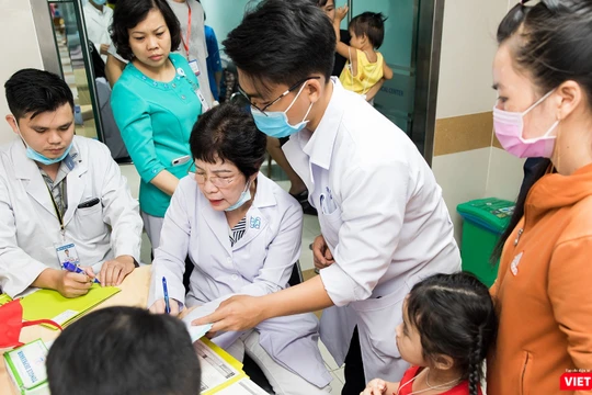Các bác sĩ của Đại học Y Dược TP.HCM thực hiện khám lâm sàng cho các em nhỏ.