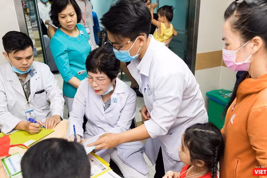 Các bác sĩ của Đại học Y Dược TP.HCM thực hiện khám lâm sàng cho các em nhỏ.