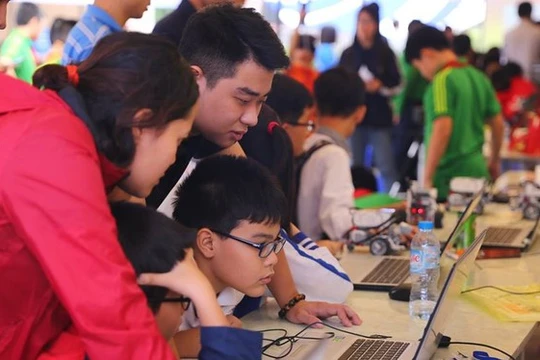 Việc chia sẻ vỡ lòng về an toàn trực tuyến từ những ngày đầu tiếp xúc với thiết bị công nghệ sẽ giúp con cởi mở hơn với cha mẹ về vấn đề này, đặc biệt là khi con lớn lên. Ảnh minh họa: Thục Vân.