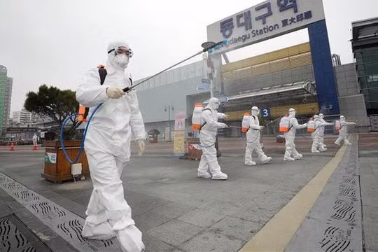 Lực lượng kiểm dịch phun thuốc khử trùng tại Daegu ngày 29/2/2020. Ảnh: YONHAP