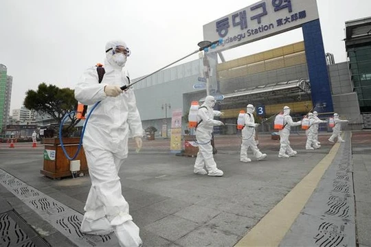 Lực lượng kiểm dịch phun thuốc khử trùng tại Daegu ngày 29/2/2020. Ảnh: YONHAP