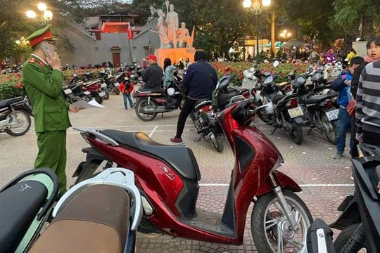 Nhiều điểm trông giữ xe quanh khu vực hồ Hoàn Kiếm tăng giá vượt khung quy định