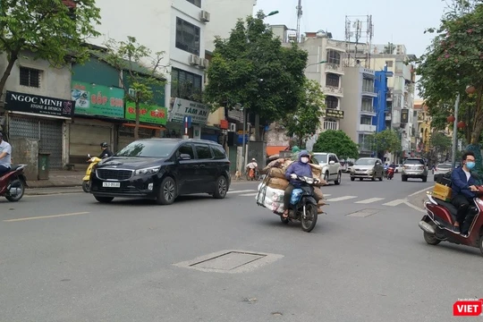 Vài ngày gần đây, người dân lại nườm nượp ra đường. Ảnh chụp ngày 11/4 trên phố Kim Mã - Hà Nội.