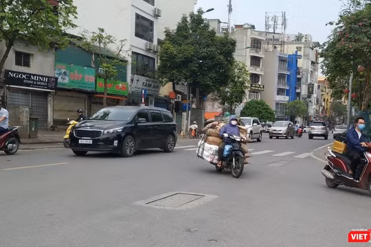 Vài ngày gần đây, người dân lại nườm nượp ra đường. Ảnh chụp ngày 11/4 trên phố Kim Mã - Hà Nội.