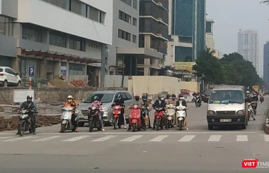 Những ngày gần đây, người dân Hà Nội có xu hướng ra đường trở lại. Ảnh chụp ngày 10/4.