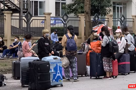 Các công dân nhập cảnh Việt Nam được đưa về cách ly tại khu Pháp Vân - Tứ Hiệp. Ảnh chụp ngày 21/3 - Thùy Linh.