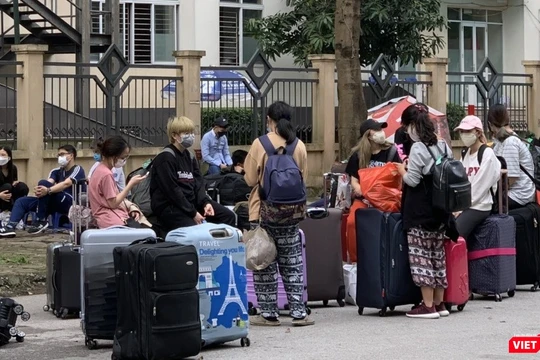 Các công dân nhập cảnh Việt Nam được đưa về cách ly tại khu Pháp Vân - Tứ Hiệp. Ảnh chụp ngày 21/3 - Thùy Linh.