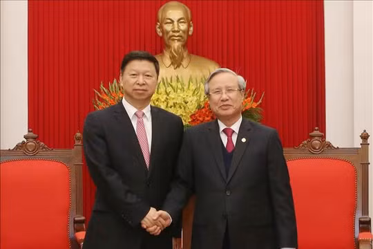 Ủy viên Bộ Chính trị, Thường trực Ban Bí thư Trần Quốc Vượng tiếp đồng chí Tống Đào, Ủy viên Trung ương Đảng, Trưởng Ban Liên lạc Đối ngoại Trung ương Đảng Cộng sản Trung Quốc. (Ảnh: Phương Hoa/TTXVN)