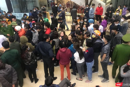 Nhiều cửa hàng, quầy thuốc ở Hà Nội luôn trong tình trạng khan hiếm khẩu trang. Đây cũng là cơ hội cho kẻ đầu cơ đẩy giá mặt hàng này lên cao, thậm chí cao gấp hàng chục lần so với giá bàn thông thường.