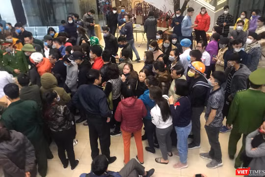 Nhiều cửa hàng, quầy thuốc ở Hà Nội luôn trong tình trạng khan hiếm khẩu trang. Đây cũng là cơ hội cho kẻ đầu cơ đẩy giá mặt hàng này lên cao, thậm chí cao gấp hàng chục lần so với giá bàn thông thường.