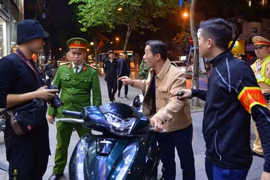 Một người chống đối việc thổi vào máy đo. Ảnh; Hiệp Bình.