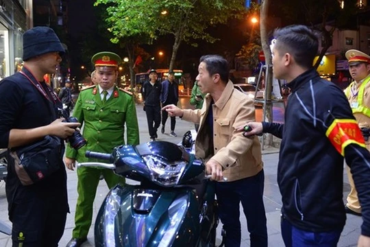 Một người chống đối việc thổi vào máy đo. Ảnh; Hiệp Bình.