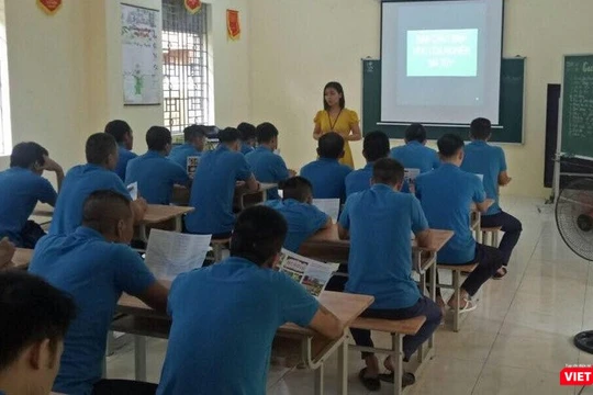 Các học viên tại Cơ sở Cai nghiện ma túy số 5 Hà Nội tiếp cận nội dung bài giảng 