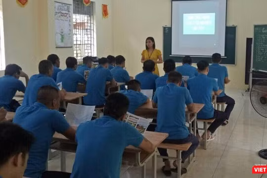 Các học viên tại Cơ sở Cai nghiện ma túy số 5 Hà Nội tiếp cận nội dung bài giảng 