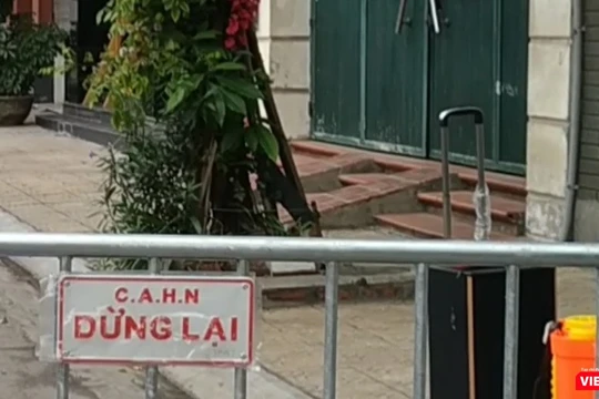 Nhiều người dân tỏ ra lo lắng dù mới chỉ di chuyển xung quanh vùng đang cách ly vì COVID-19. Ảnh: Anh Lê