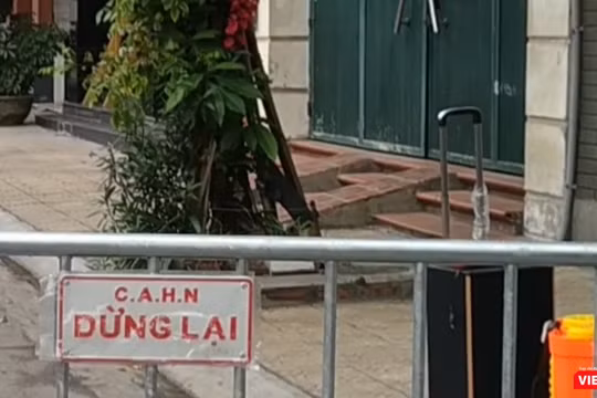 Nhiều người dân tỏ ra lo lắng dù mới chỉ di chuyển xung quanh vùng đang cách ly vì COVID-19. Ảnh: Anh Lê