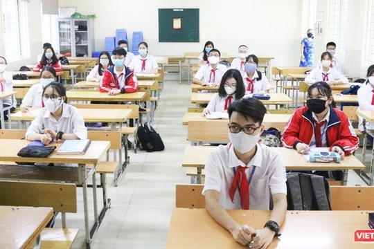 Học sinh tuân thủ các biện pháp phòng dịch COVID-19. Ảnh minh họa.