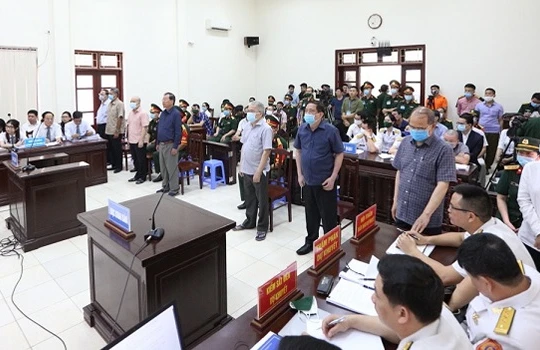 Cựu Thứ trưởng Bộ Quốc phòng, Đô đốc Nguyễn Văn Hiến là người ngoài cùng, bên trái của hàng bị cáo. Ảnh: BQP.