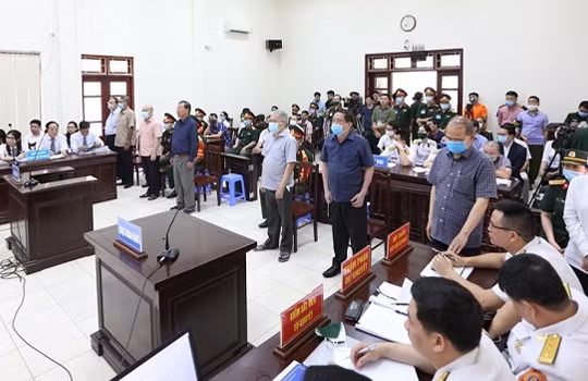 Cựu Thứ trưởng Bộ Quốc phòng, Đô đốc Nguyễn Văn Hiến là người ngoài cùng, bên trái của hàng bị cáo. Ảnh: BQP.