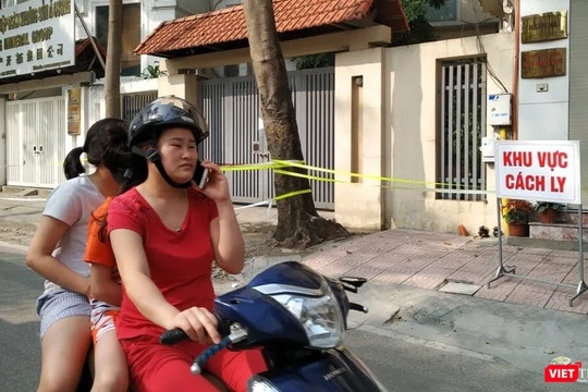 Khoản tiền này cũng được sử dụng để thực hiện xét nghiệm sàng lọc COVID-19 cho các trường hợp được cách ly tập trung trước khi bàn giao về cách ly tại địa phương. Ảnh: Anh Lê.